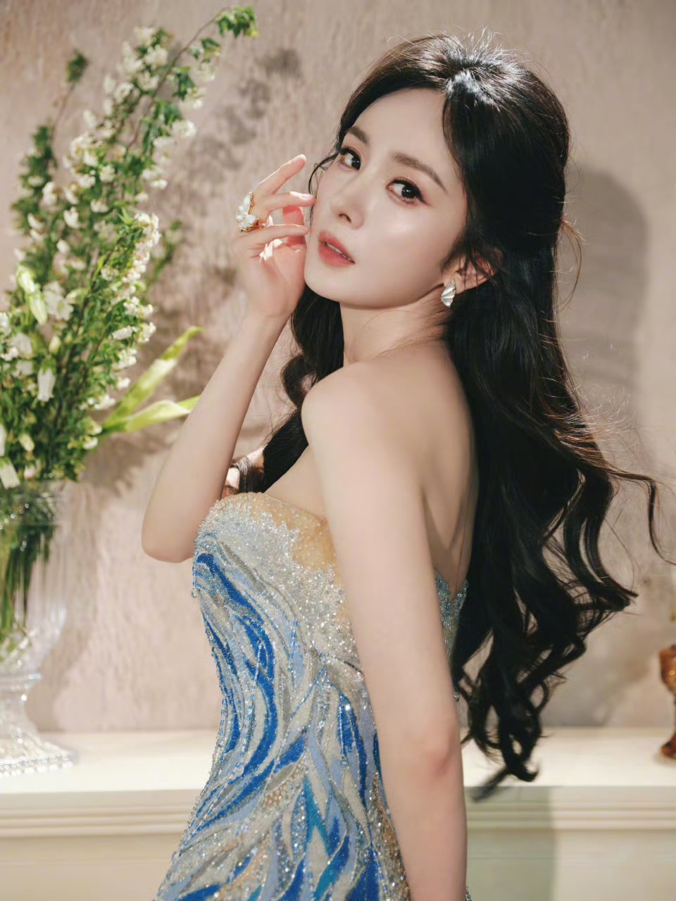 杨幂穿着抹胸长裙美到心坎里