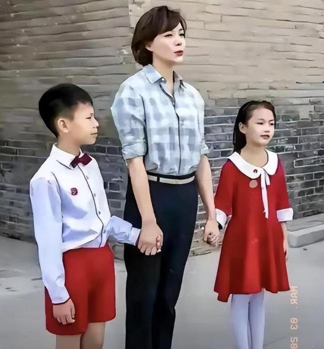 52岁董卿街头被偶遇 现状曝光，透露出两大信息，离婚传闻真相大白