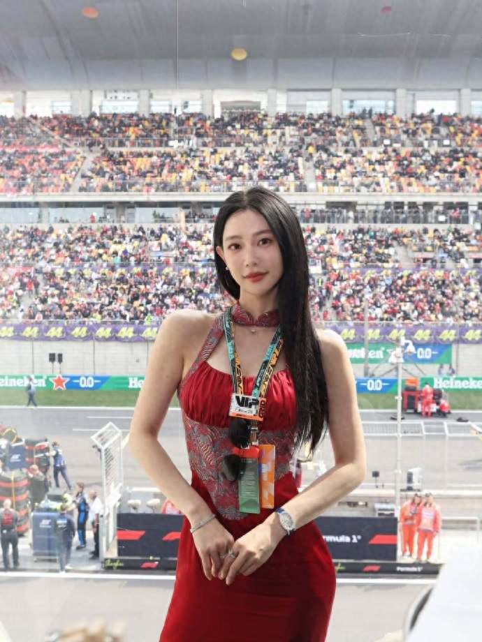 克拉拉额头的骨相太耀眼了，简直是老天赏饭。