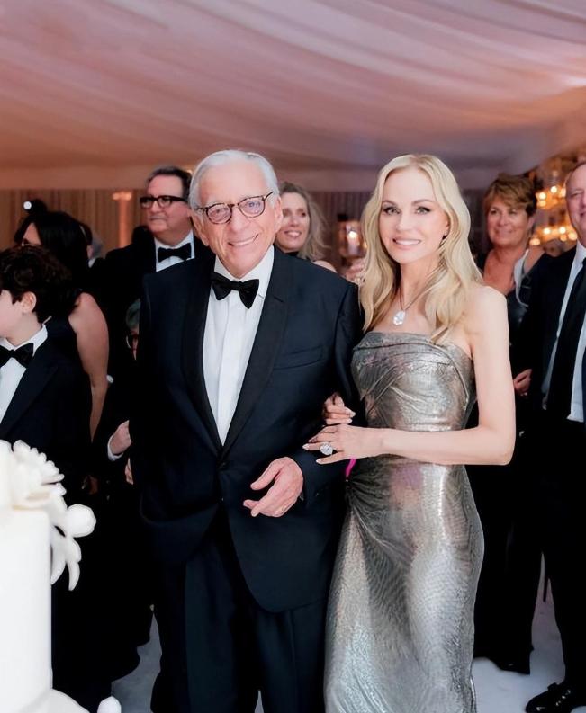 妮可拉晒与父母合照！70岁克劳迪娅风韵犹存，被女儿夸赞美得不行