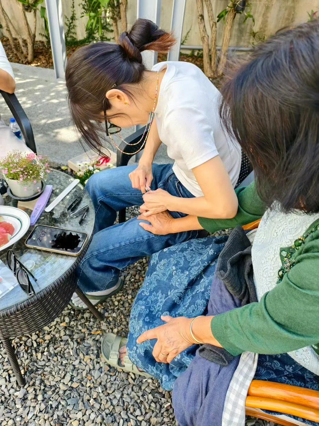 陈嘉桦带儿子回乡下，打扮朴素状态好，蹲地给父母剪指甲显孝顺