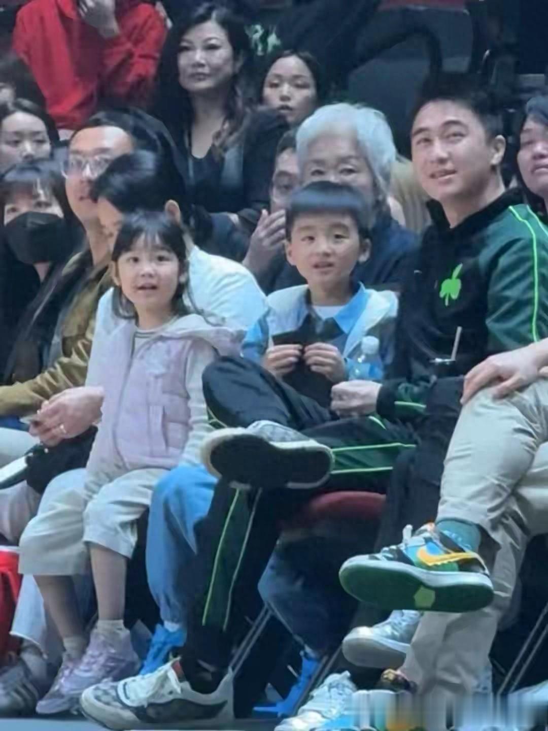 何猷君奚梦瑶一儿一女罕见露面，两个孩子跟奚梦瑶一模一样