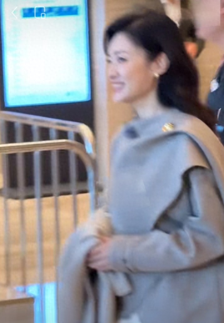 周涛前往《桃花坞》节目录制,浅灰披肩式上衣配米白裤漂亮又高级