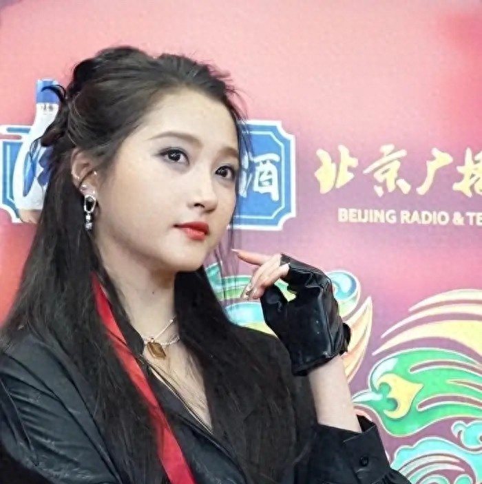 关晓彤生图一出，好多老粉默默划走：那张脸，真不是P图没来得及