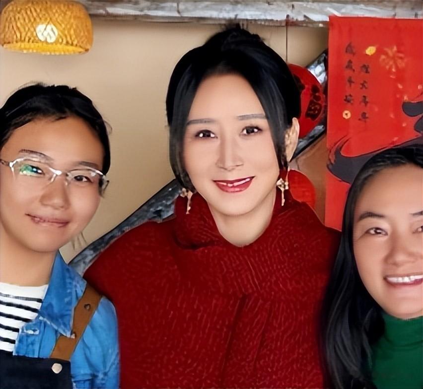 48岁胡静回云南娘家被偶遇！生图脸部馒化明显，未见富豪老公陪同