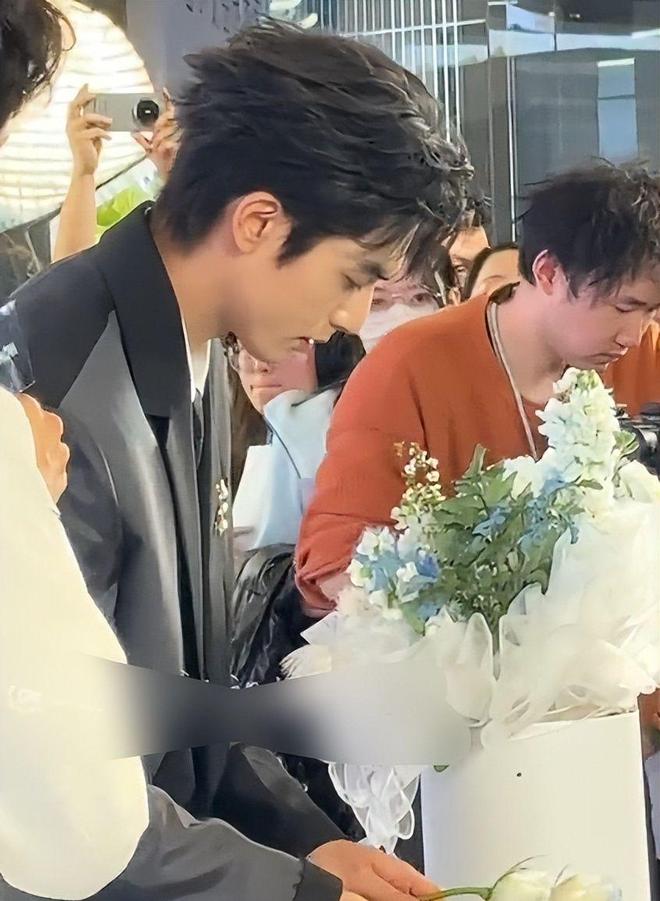 宋威龙MOVA活动生图，宽肩窄腰长腿身材绝