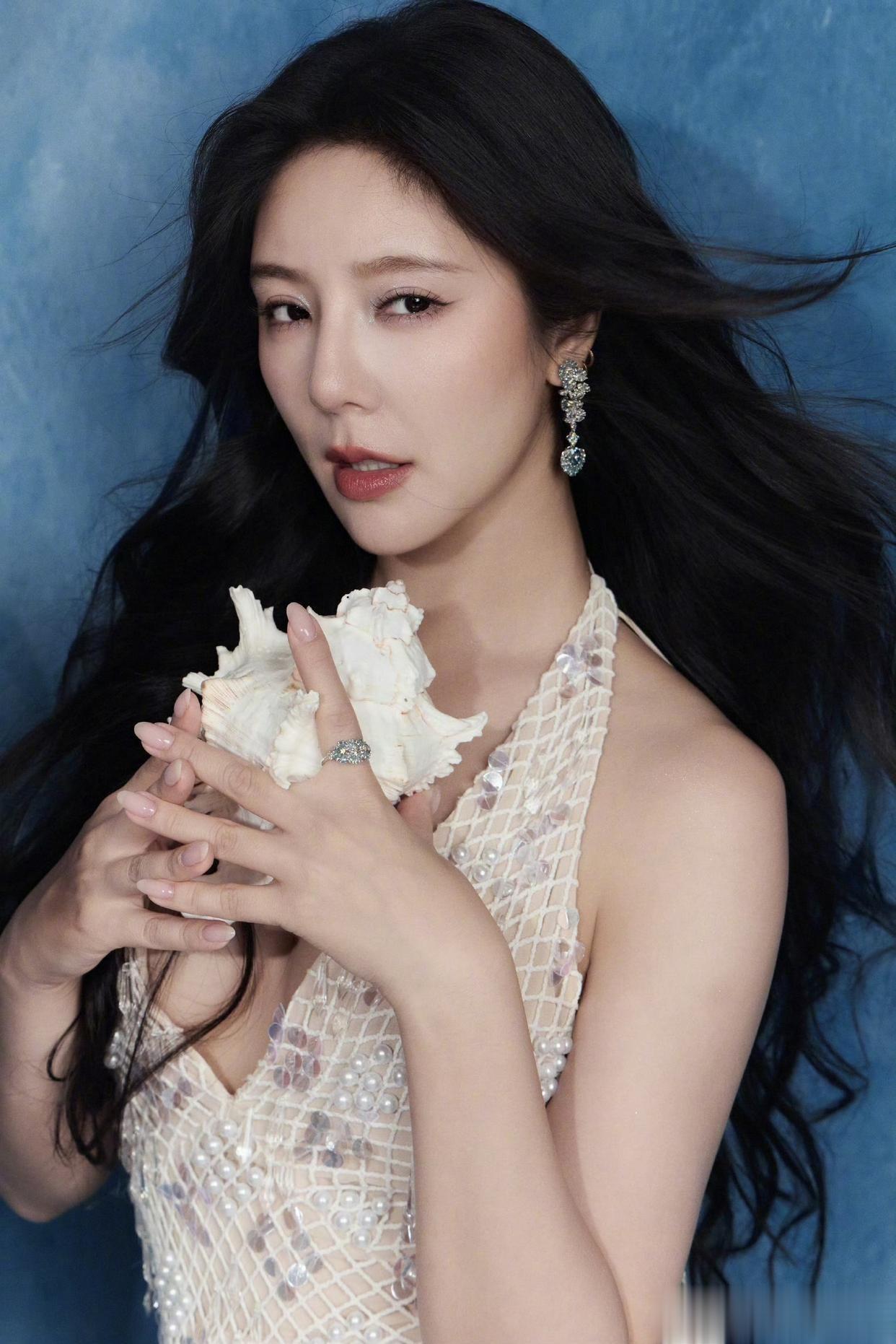 赵奕欢身材饱满，妥妥的女神