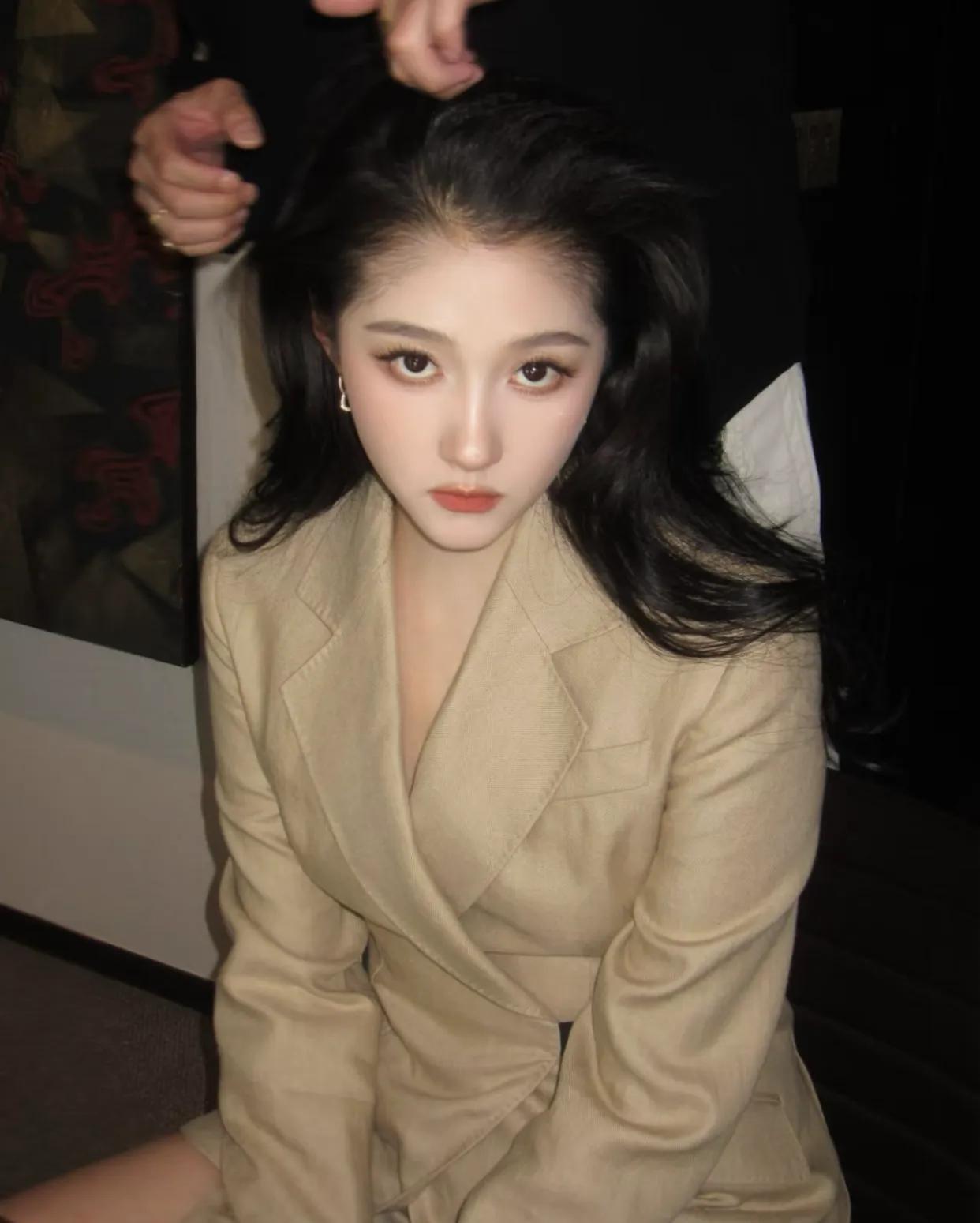 终于穿对了！关晓彤穿西装裤现身活动，腿长一米八，太美了