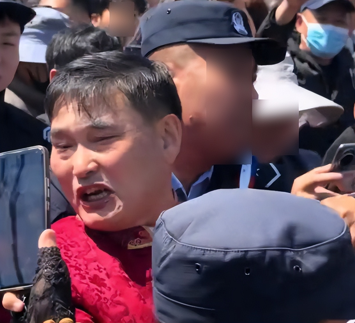 跳楼身亡、家里现金“堆成山”，偷养私生子，大衣哥的谣言太离谱