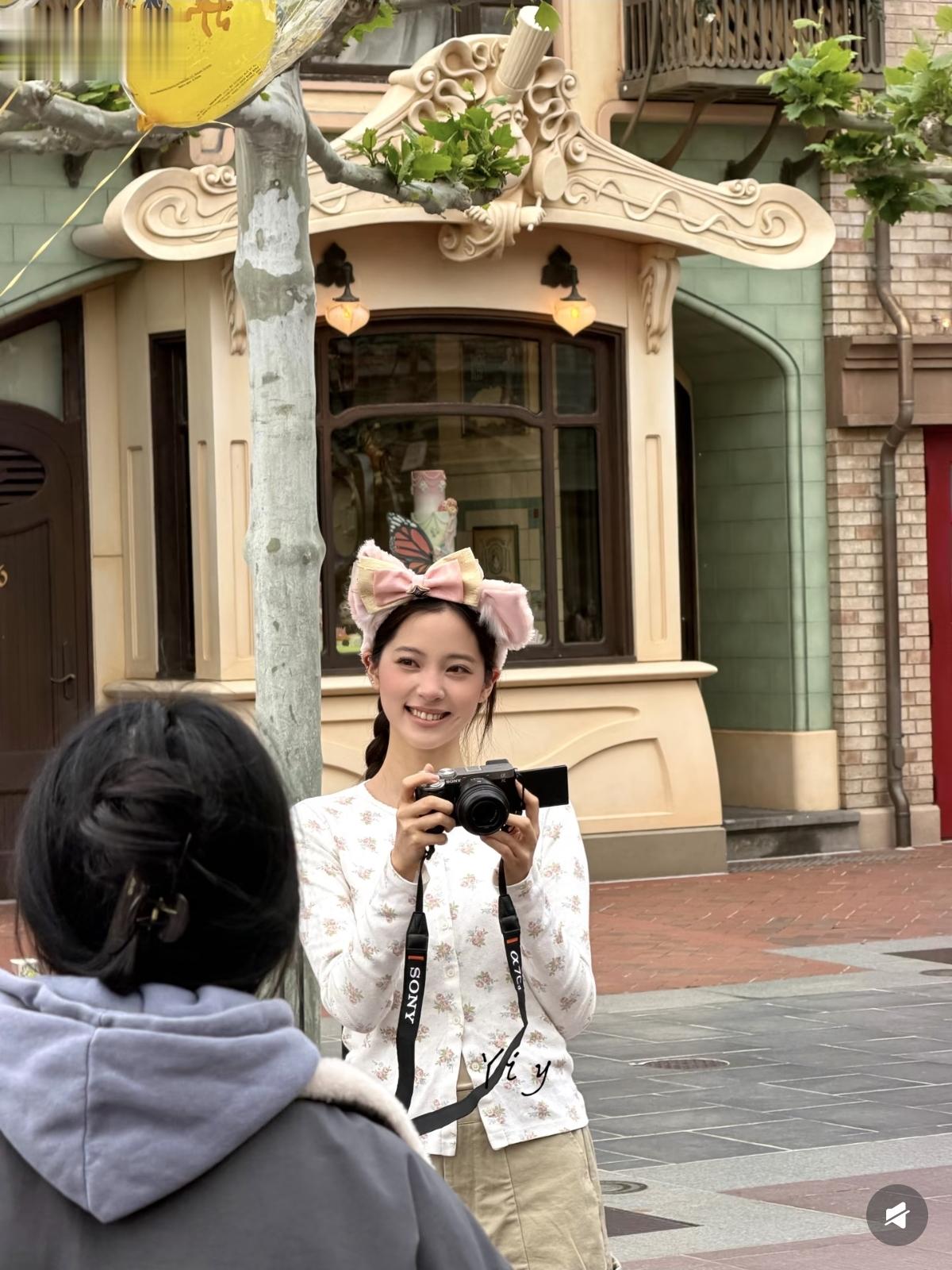 欧阳娜娜三姐妹迪士尼被偶遇，三人都戴着卡通帽，美的各有特色呀