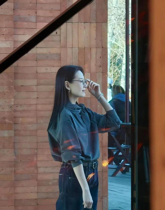 有粉丝在朗园创意园区内偶遇董洁,彼时她正为新季产品进行实景拍摄