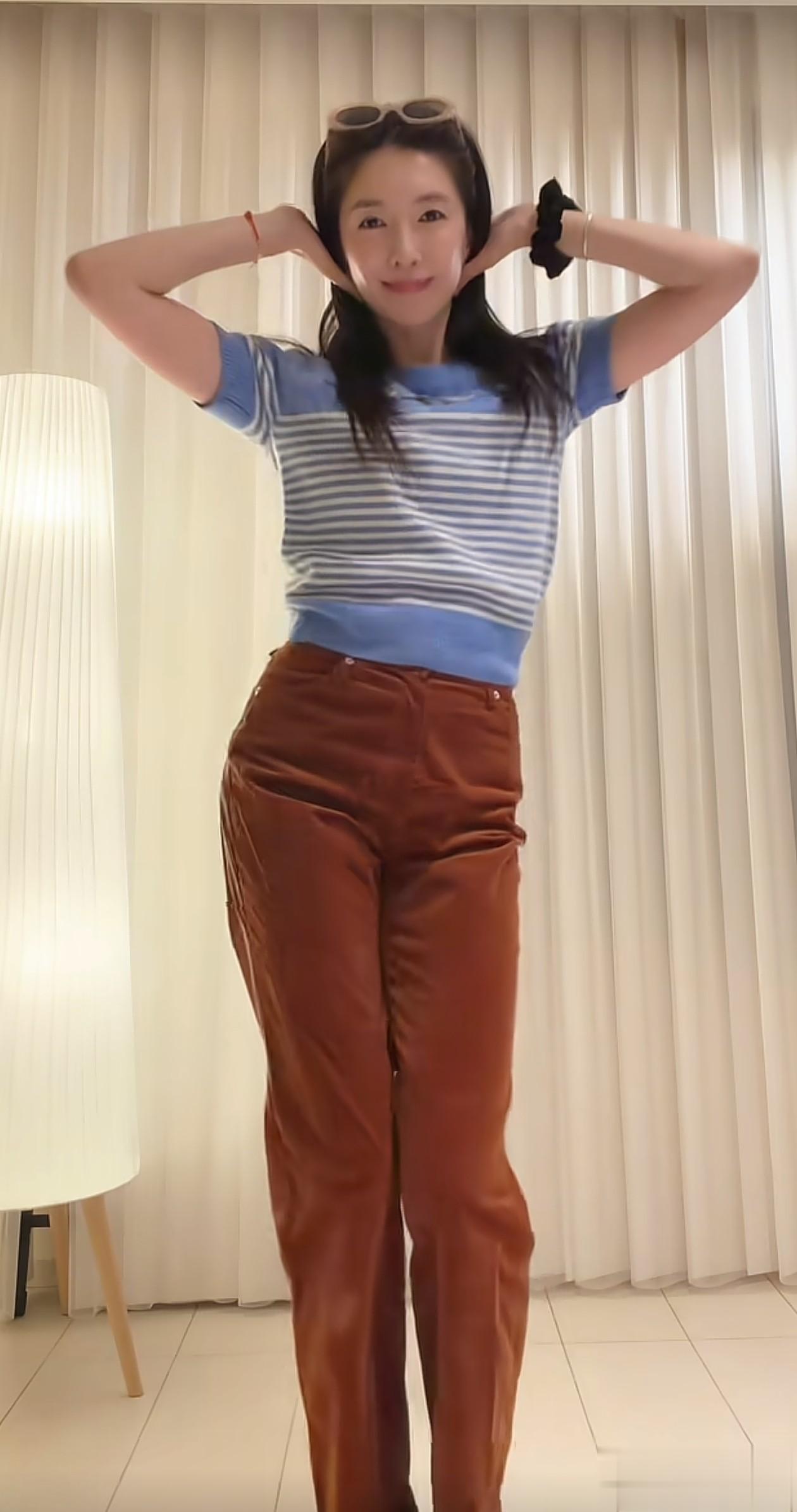 39岁江疏影跳手势舞：T恤+阔腿裤，减龄又高级，颜值依旧抗打