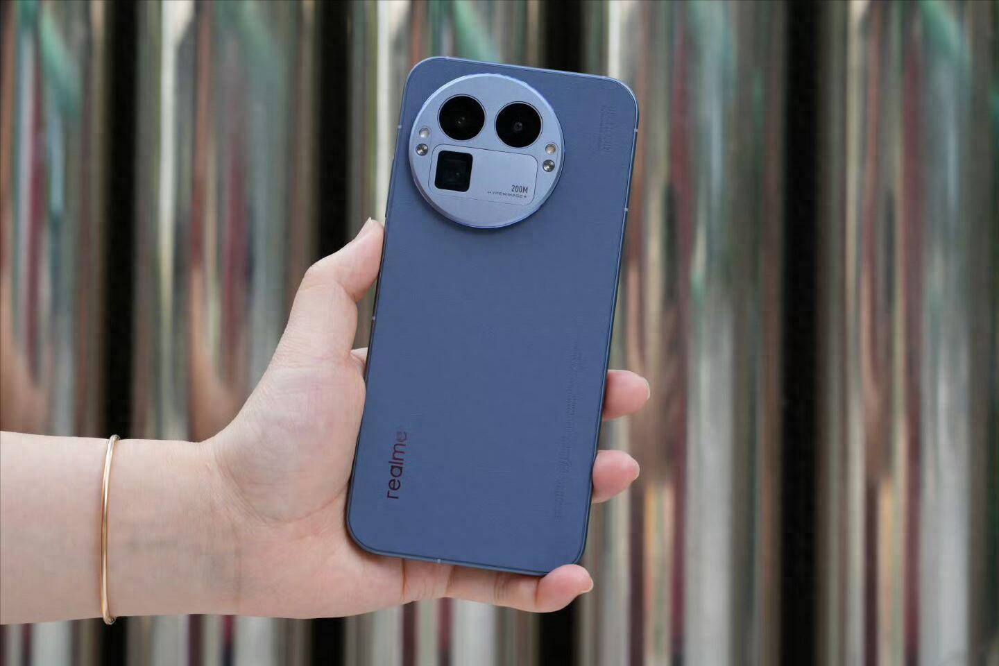 真我“用力過猛”！頂級3nm芯片+144HZ直屏+120倍變焦+7000mAh