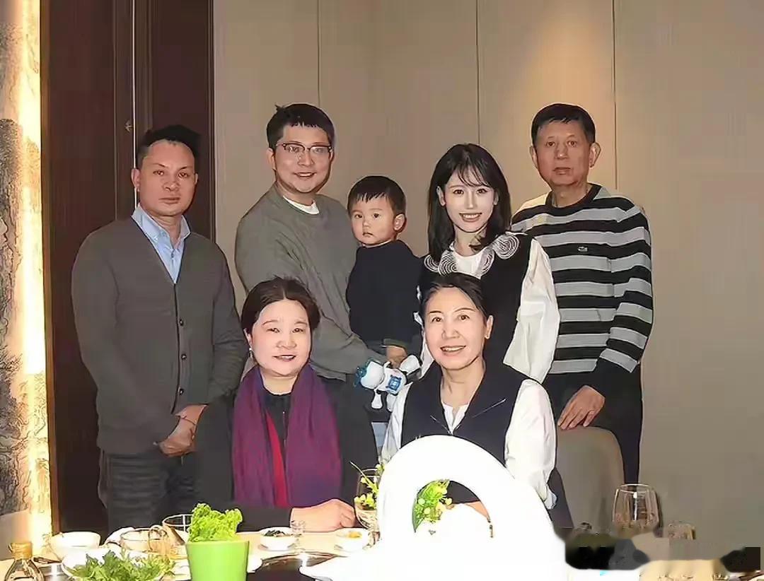 网红“一栗小莎子”因癌症剃光头，再穿蓝衣仍漂亮，老公也理光头