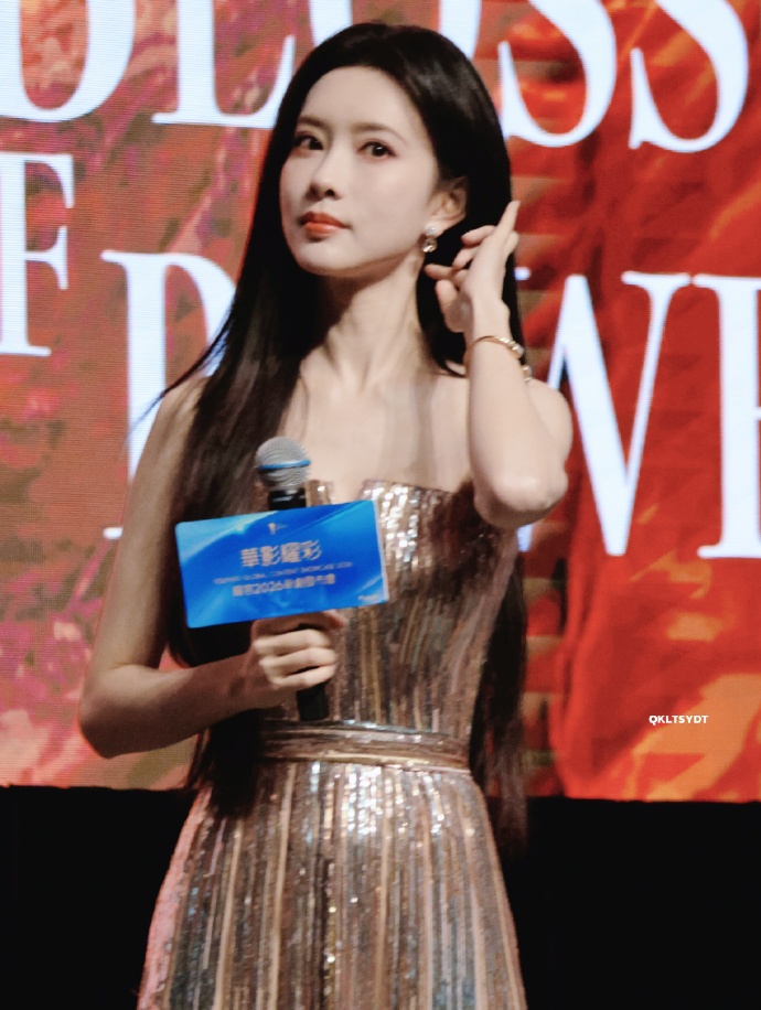 被短发的赵丽颖惊艳 不穿暴露礼服却艳压群芳 网友：林更新得避嫌了