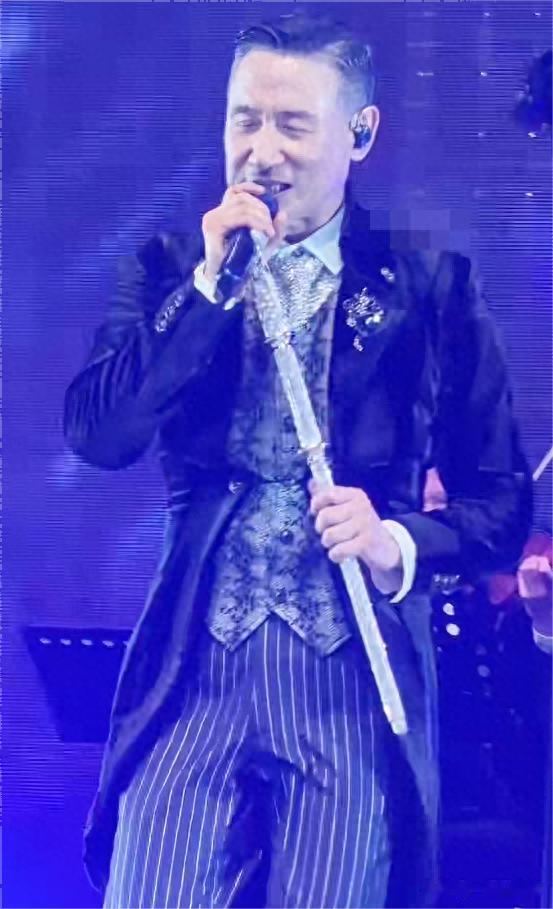 83岁卢海鹏开演唱会，上台颤颤巍巍要人扶，和小8岁陈百祥像父子