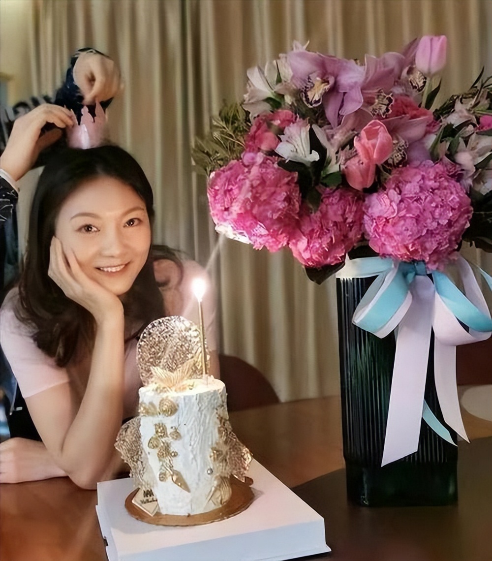 婆婆没了，艺谋老了，孩子成才了，如今44岁的陈婷，终于苦尽甘来