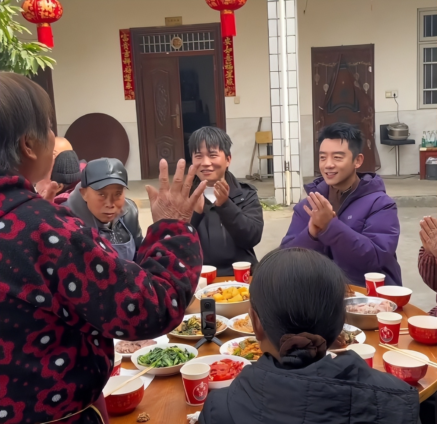 郑恺穿四川省服做饭!下乡为独居老人办杀猪宴,炒菜比老婆还能干
