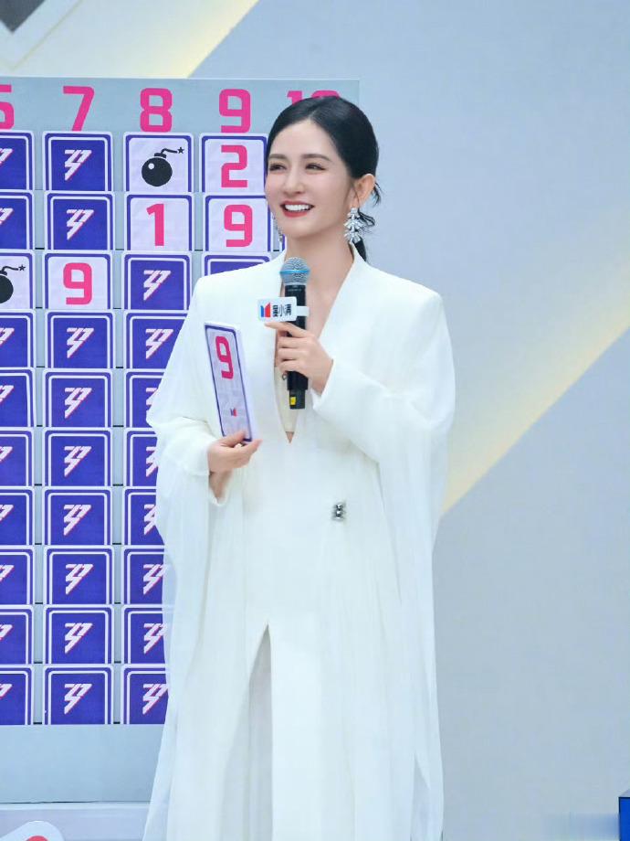 太窒息了！谢娜爆料浪姐录制时厕所门是锁的，李小冉无奈憋到爆！