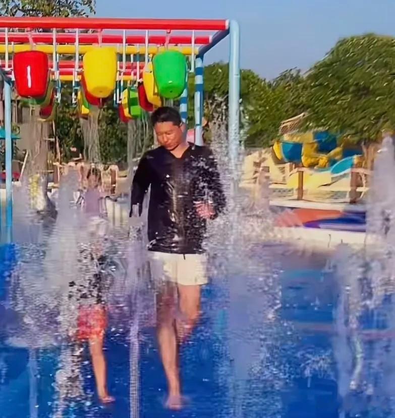 王雷一家水上乐园玩，李小萌不化妆，腿粗脸圆不像女明星