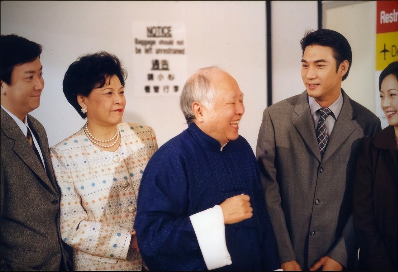 TVB前金牌绿叶罕见露面，满头银发被指撞脸吴尊，如今越老越有味