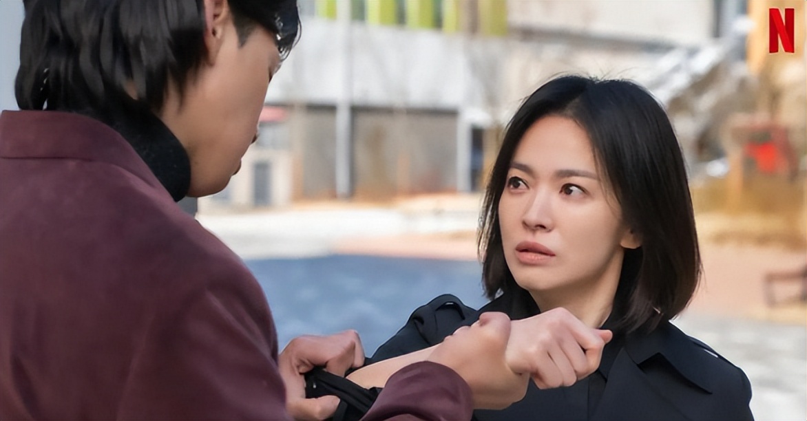 宋慧乔坦白离婚真相一年，公开秀恩爱的宋仲基，终于不再顾忌体面