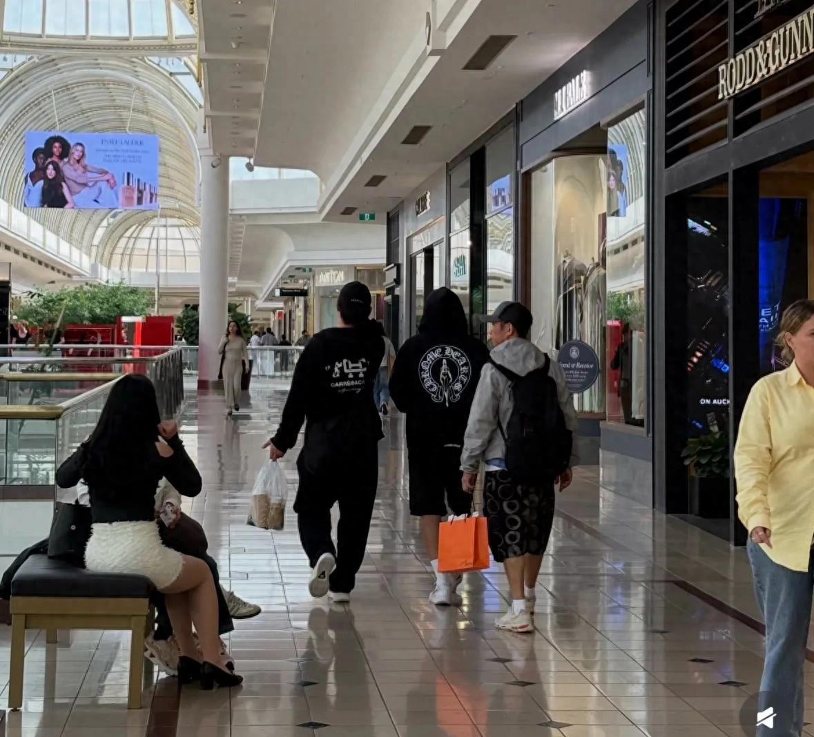 周杰伦国外被偶遇,喝着奶茶悠闲逛街,搂着昆凌的画面真的太甜了