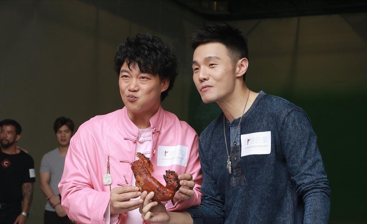 陈奕迅现身单依纯深圳演唱会，表情引人注意，杨千嬅陈辉阳也在