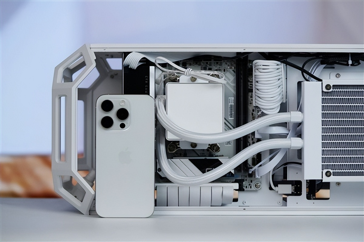 全鋁CNC+白火神顯卡 七彩虹定制主機圖賞