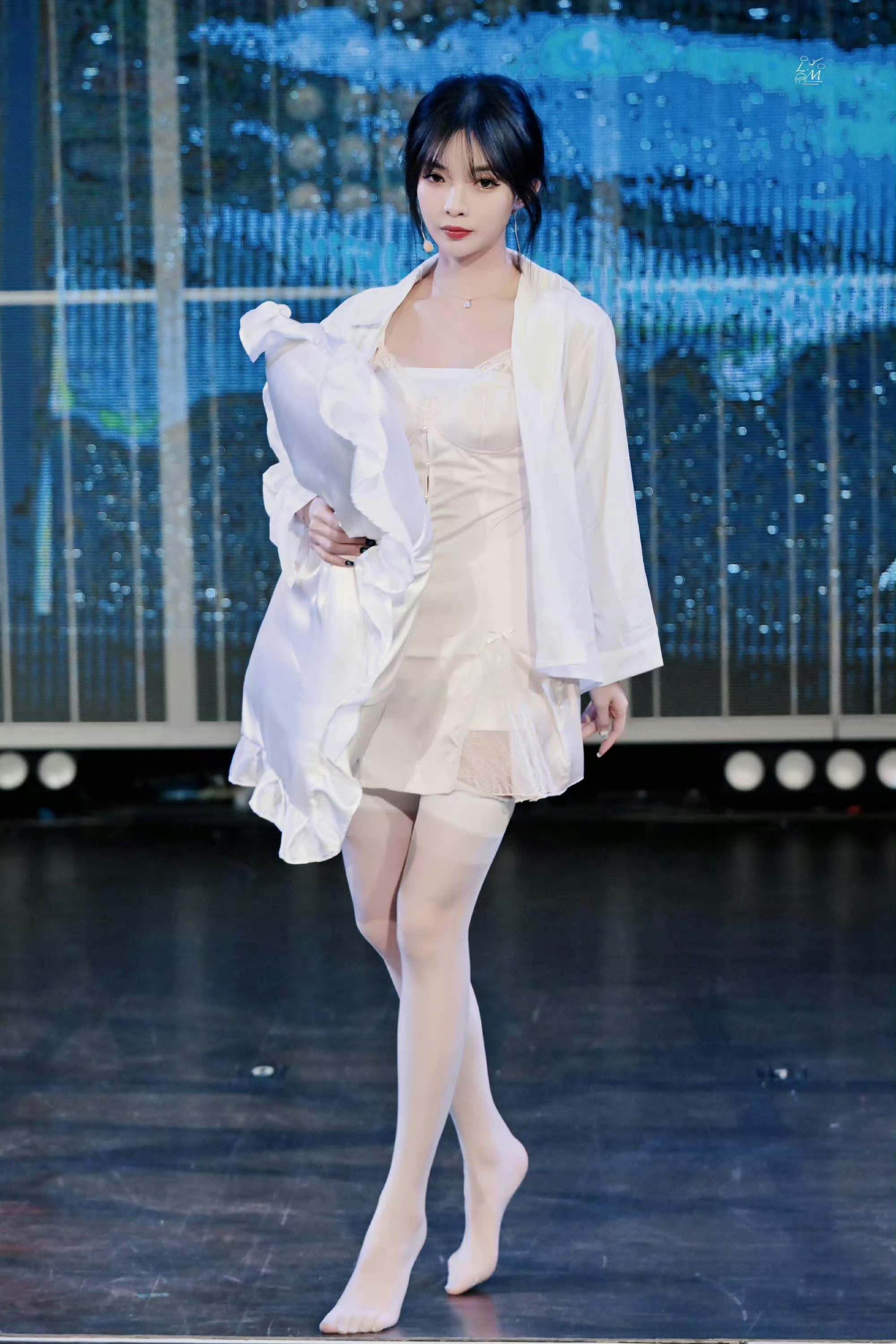许杨玉琢 舞台白丝 尽显女团成员的实力与魅力