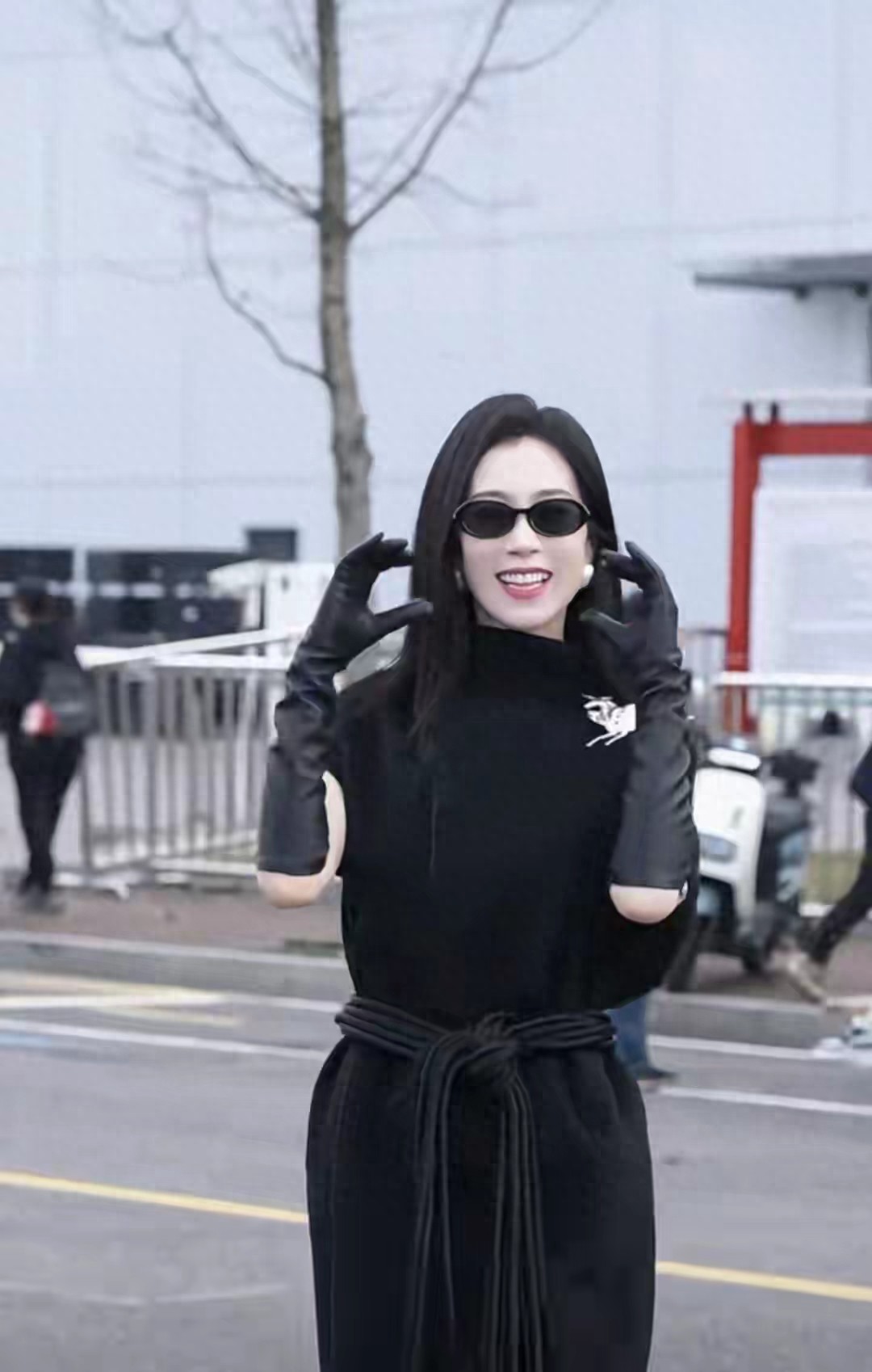 47岁温峥嵘黑色裙子配长靴参加浪姐录制，又美又飒！