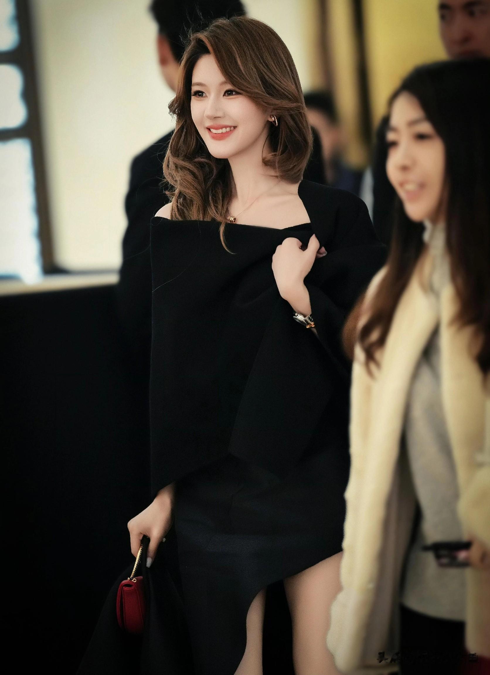 赵露思出席宝格丽活动，一袭抹胸黑裙勾勒曼妙曲线，越来越美了