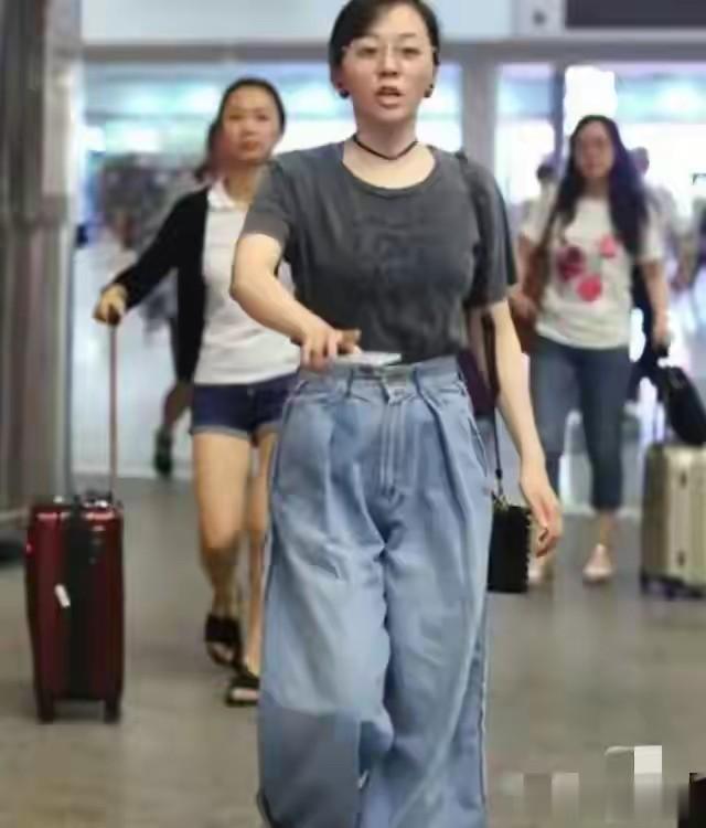 张靓颖素颜现身机场被拍，网友:不化妆就很普通，根本认不出来