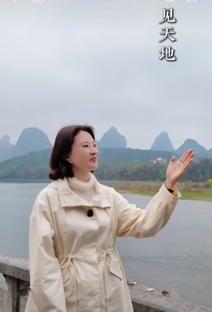 刘芳菲穿米白风衣现身阳朔，简约穿搭尽显知性优雅之美