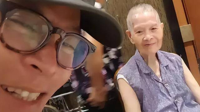 香港知名“孝子男星”暴瘦卧床