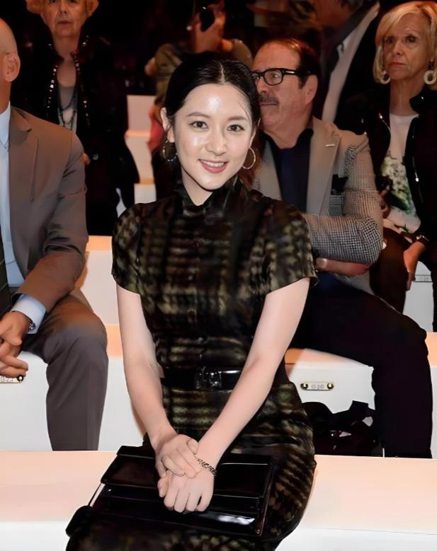 李英爱过了50岁后大换风格，穿旗袍+高跟鞋去看秀，美出新高度