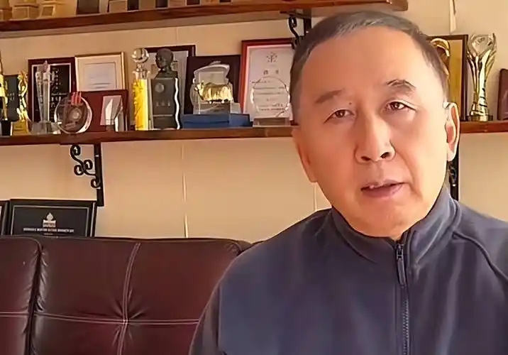 原来他们是两口子，相差20岁，丈夫是导演，为妻子量身定做女主角