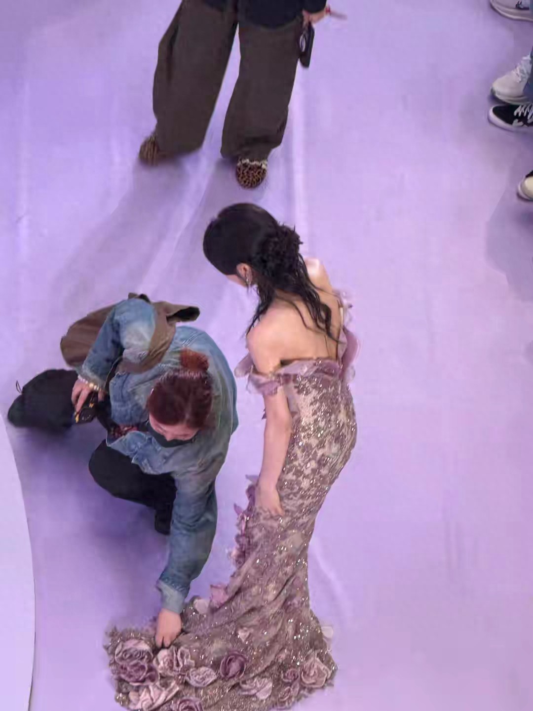 高处看田曦薇腰臀好肥啊 ?