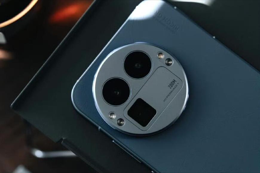 真我“用力過猛”！頂級3nm芯片+144HZ直屏+120倍變焦+7000mAh
