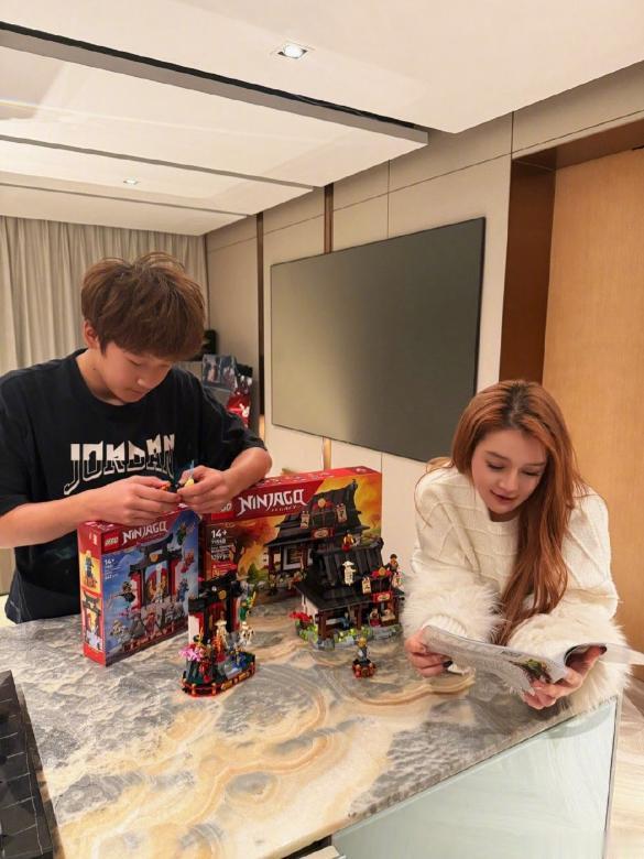 冉莹颖住豪宅哭穷省水电费!转头领养流浪狗,大方买新窝不看价格