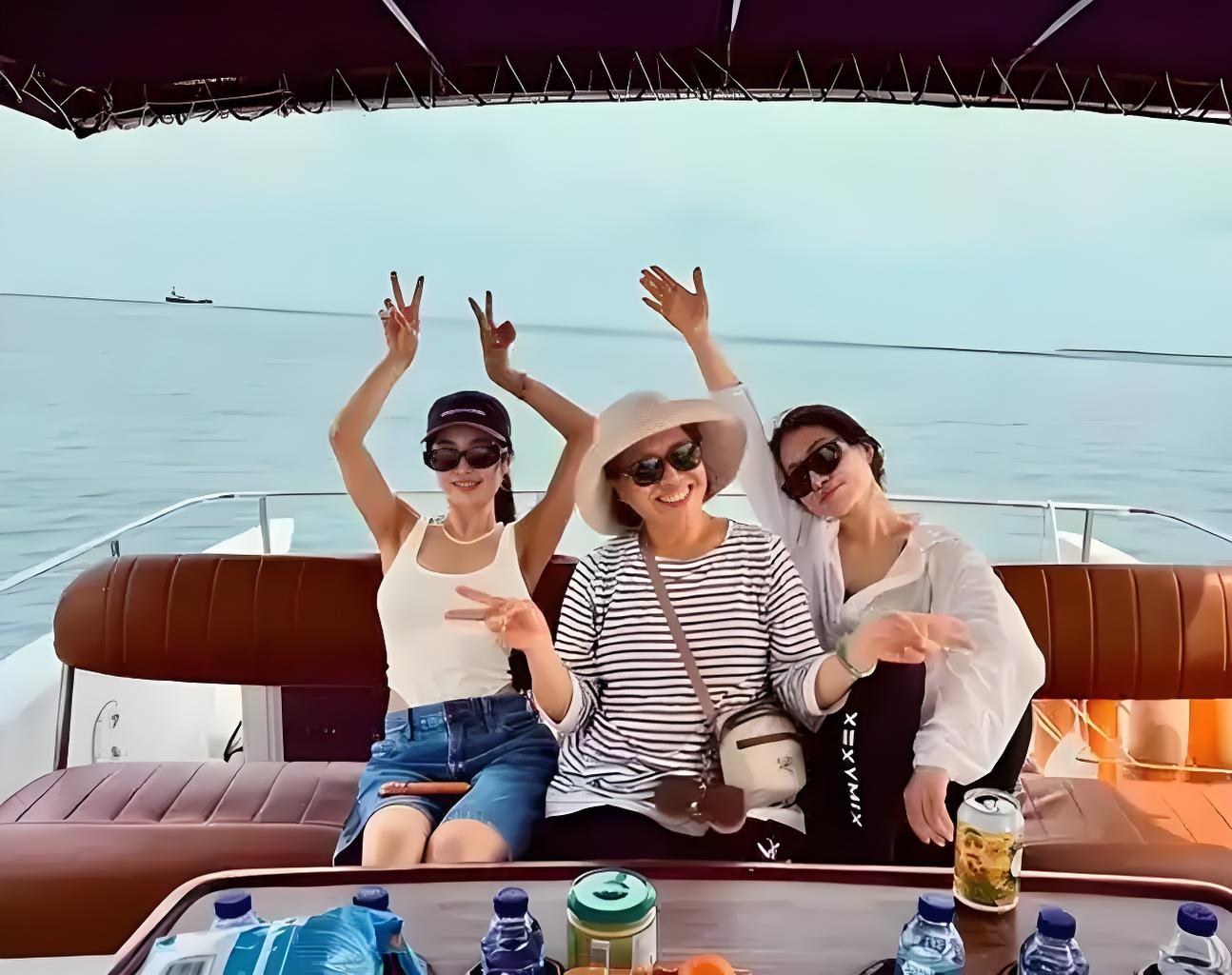 47岁蔡依林和妈妈、姐姐到巴厘岛度假，一家人坐游轮出海看风景