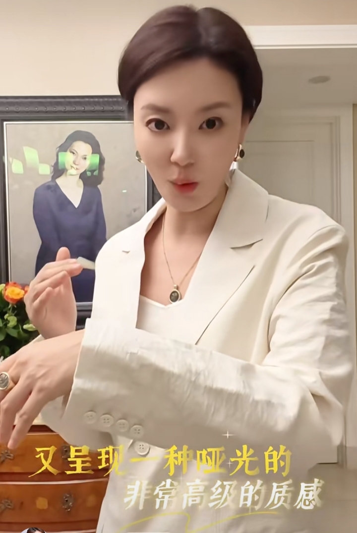 刘芳菲分享，一袭白西装，气质温婉知性，美貌与穿搭尽显高级感