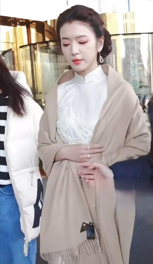 文联春晚现场太真实！明星高清真实面目曝光，章子怡边排队边补妆