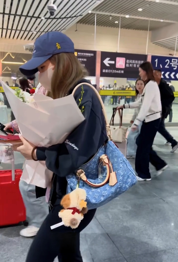刘诗雯现身长沙，一身简约穿搭又飒又美
