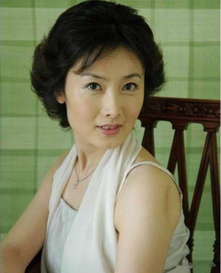 1994年杨柳主持新闻联播图。气质温润俊美脱俗，难怪她们会沦陷。