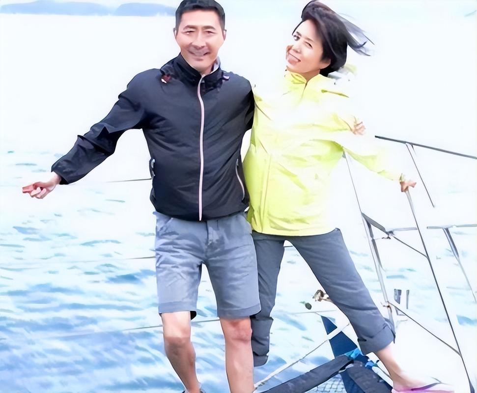 和患癌前妻离婚后，他转身迎娶带娃清华才女，如今一家四口很幸福