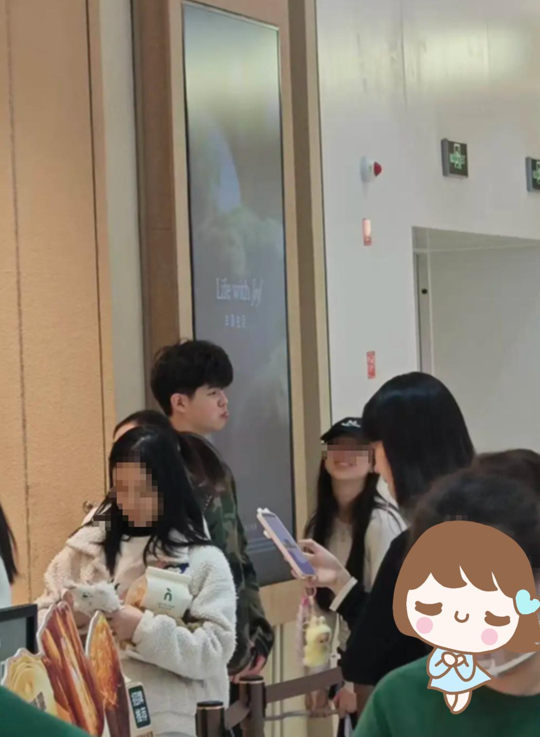 沙溢14岁儿子安吉单独和女生逛街，还帮背香奈儿包，超会照顾人