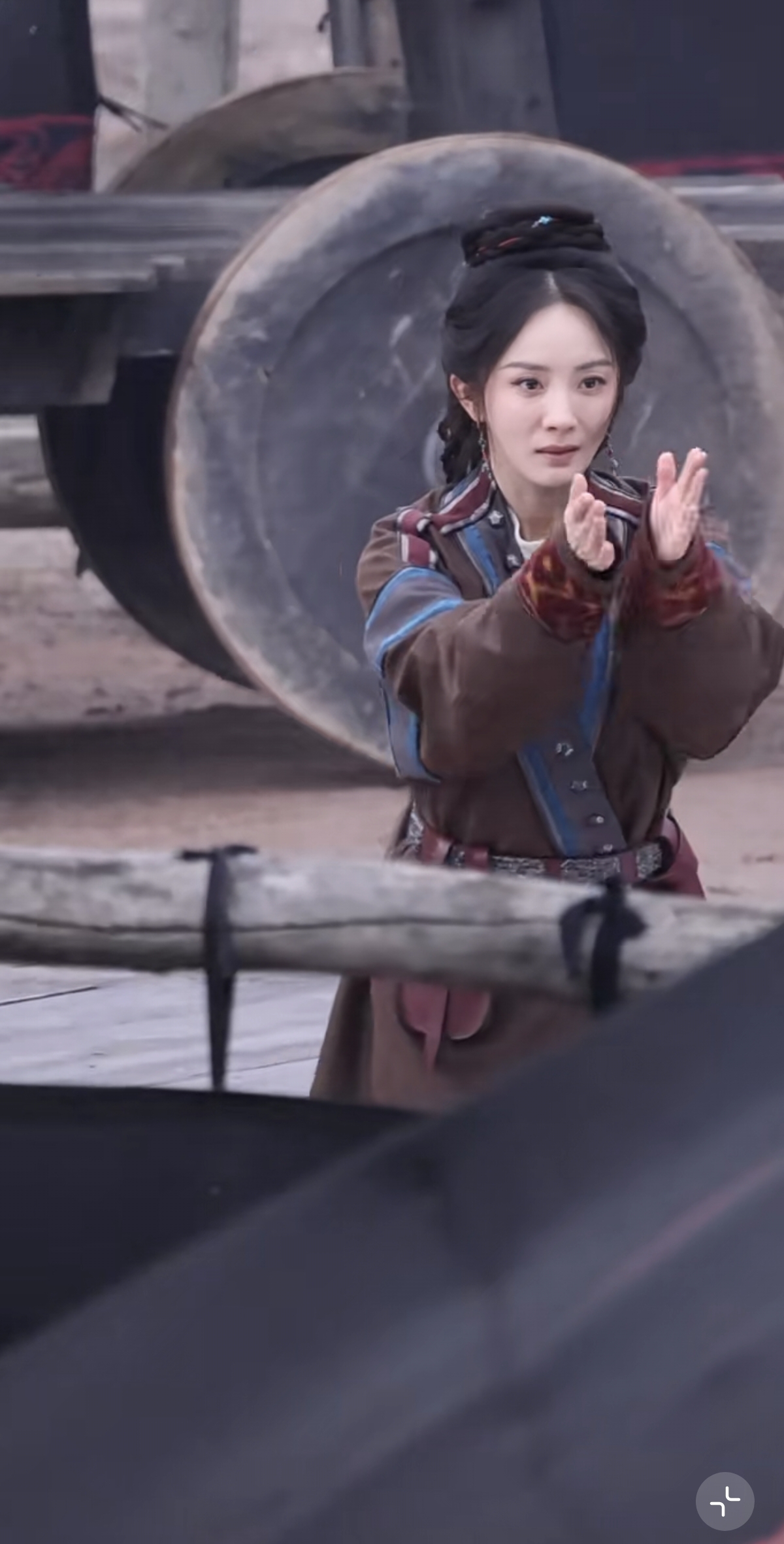 这是又抽象上了？杨幂片场拍戏路透，小表情好多太可爱太迷人了