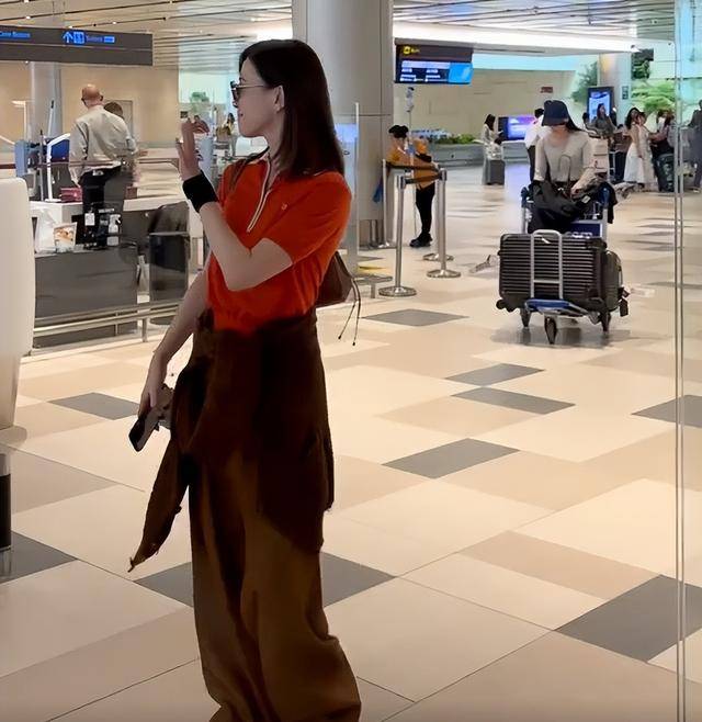 51岁佘诗曼现身新加坡,生图下脸凸有褶子,穿红衣遭吐槽像服务员