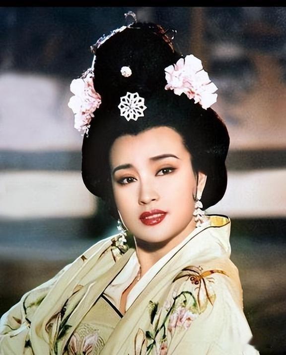 75岁刘晓庆穿百褶裙亮相，裹塑身衣勒出小蛮腰，现场热舞四肢僵硬